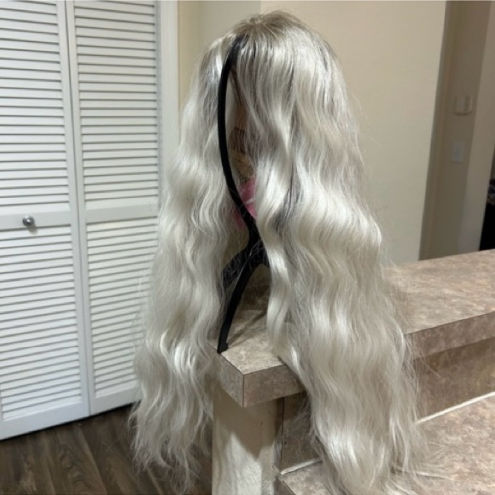 Chelsey Smith Crowns Soho Ice Long Icy Blonde Beach Waves Free Part NWT - Picture 3 of 4